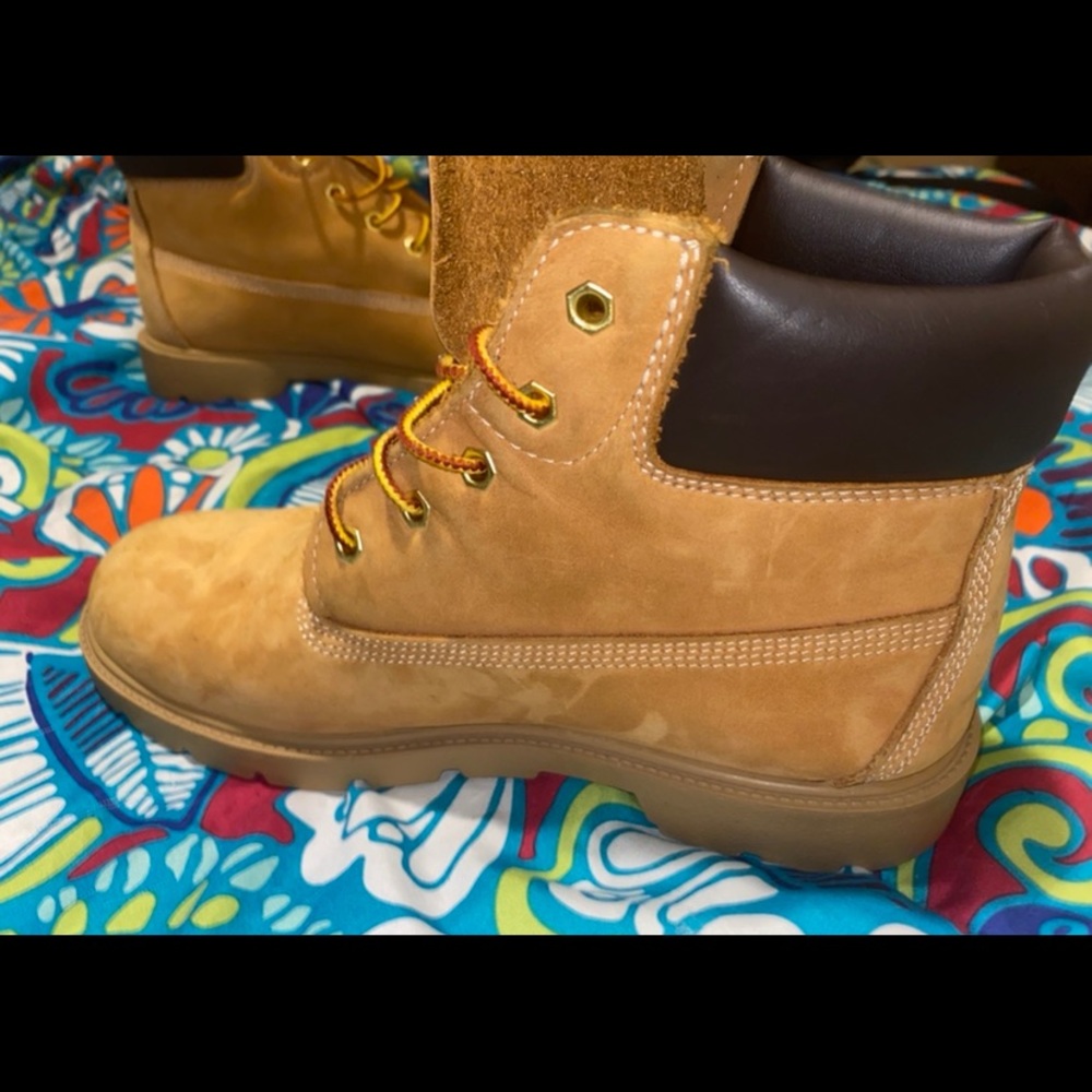 Timberland 6 Inch Boot - Size 7 - Picture 3 of 9